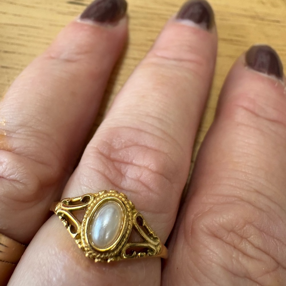 R25 Elegant Gold Pearl Ring